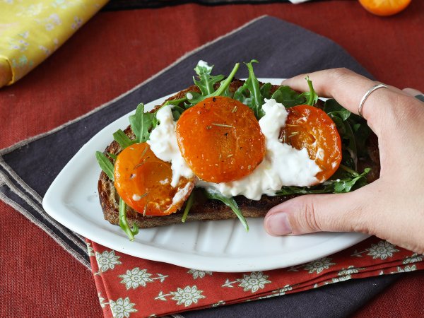 Torrada com damascos assados, rúcula e burrata - Preparação Passo 5