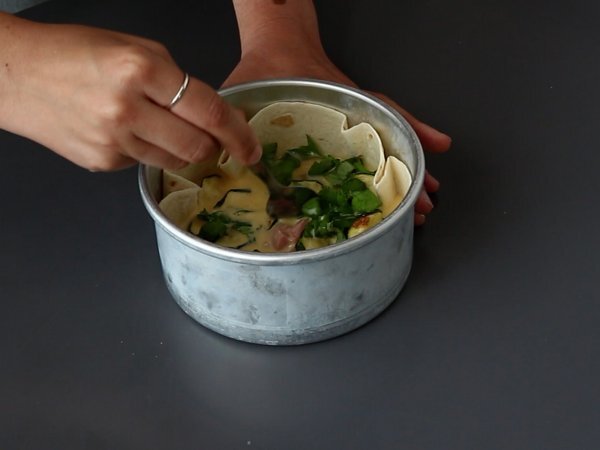 Quiche rústica com crosta de tortilha: leve, crocante e irresistível - Preparação Passo 5