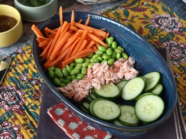 Salada de arroz crocante com salmão e toque picante - Preparação Passo 6