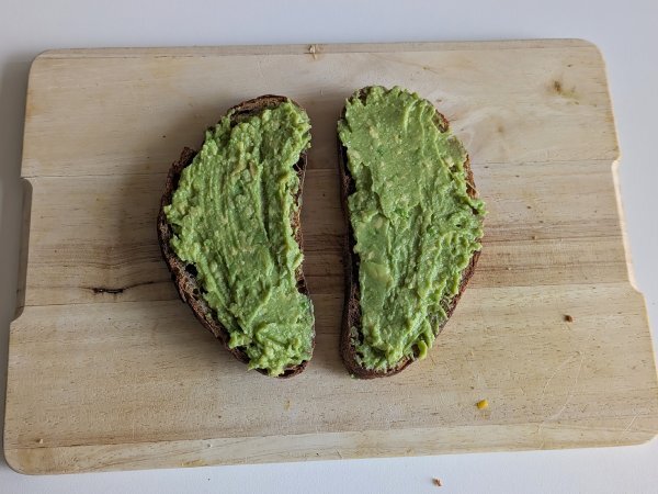 Torrada de abacate com manga e limão: uma receita fresca, rápida e saborosa - Preparação Passo 3
