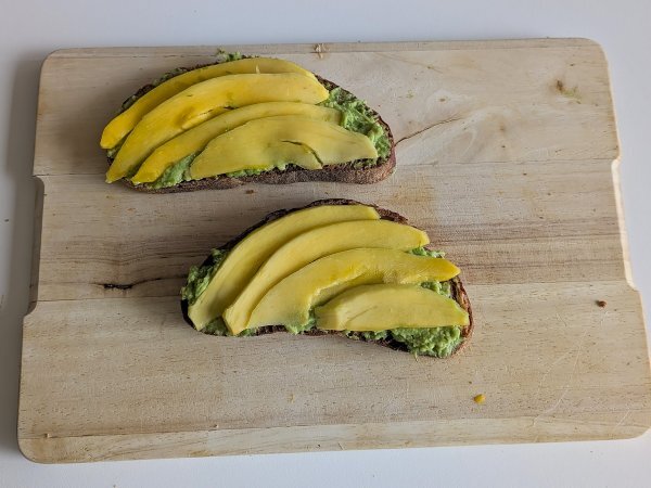 Torrada de abacate com manga e limão: uma receita fresca, rápida e saborosa - Preparação Passo 4