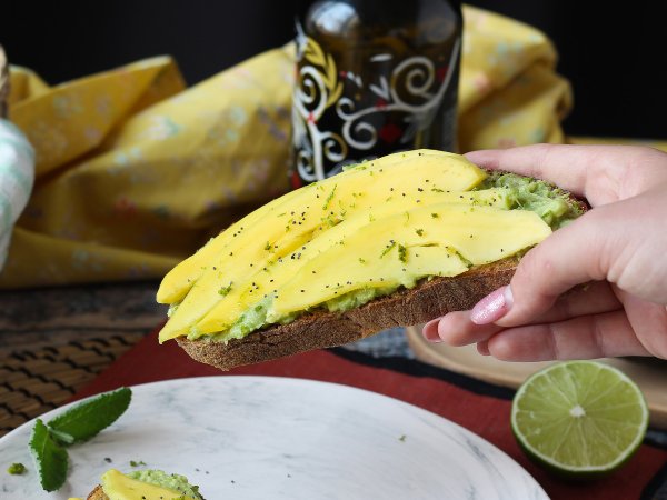 Torrada de abacate com manga e limão: uma receita fresca, rápida e saborosa - Preparação Passo 5