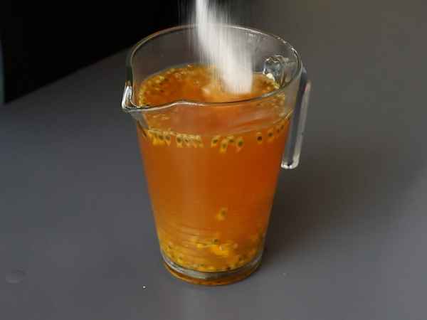 Chá gelado de maracujá: o refresco natural que acalma e hidrata - Preparação Passo 3