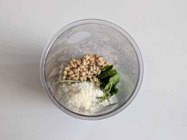 Pesto de rúcula fresco e cremoso em 5 minutos - Preparação Passo 1