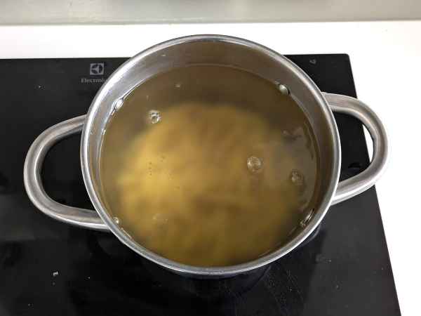 Salada de macarrão com pesto de rúcula, tomate cereja e mussarela - Preparação Passo 1