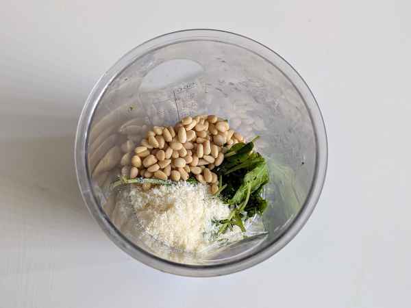 Salada de macarrão com pesto de rúcula, tomate cereja e mussarela - Preparação Passo 2