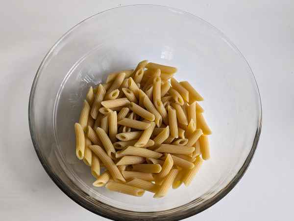 Salada de macarrão com pesto de rúcula, tomate cereja e mussarela - Preparação Passo 4