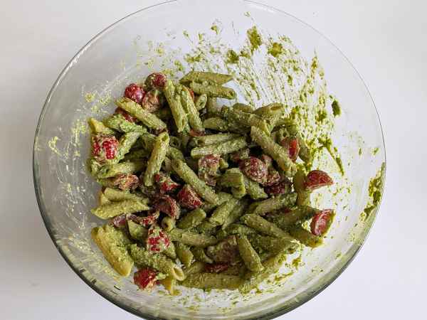 Salada de macarrão com pesto de rúcula, tomate cereja e mussarela - Preparação Passo 6