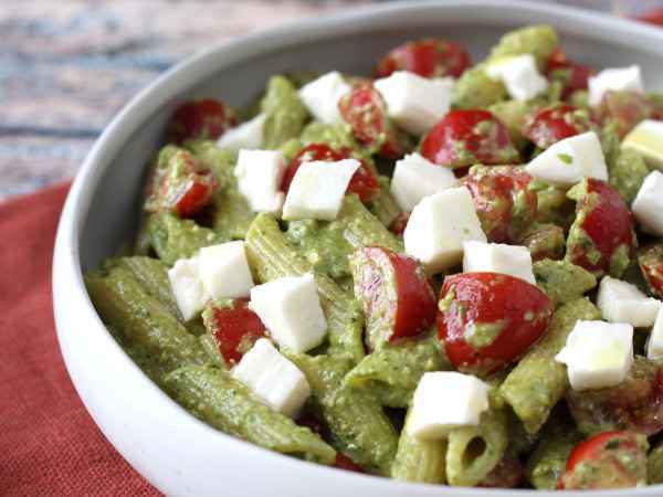 Salada de macarrão com pesto de rúcula, tomate cereja e mussarela - Preparação Passo 7