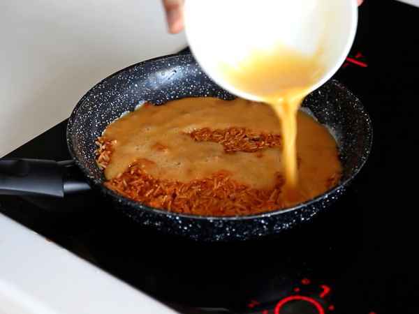 Omelete com arroz crocante: leve, nutritivo e surpreendente - Preparação Passo 4