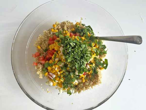 Salada de quinoa com sabor de tabule: Refrescante e ainda mais saudável - Preparação Passo 4