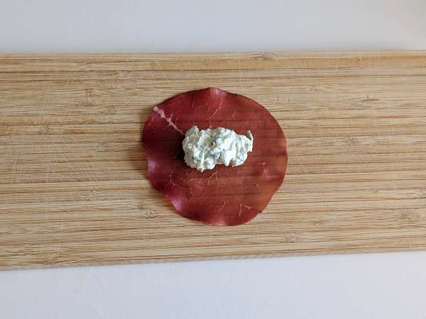 Tortelloni di bresaola recheado com rúcula e queijo ricota: saboroso e pronto em 10 minutos! - Preparação Passo 4