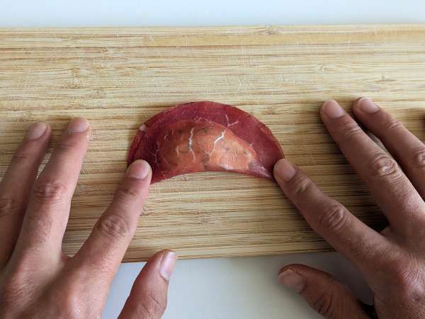 Tortelloni di bresaola recheado com rúcula e queijo ricota: saboroso e pronto em 10 minutos! - Preparação Passo 5
