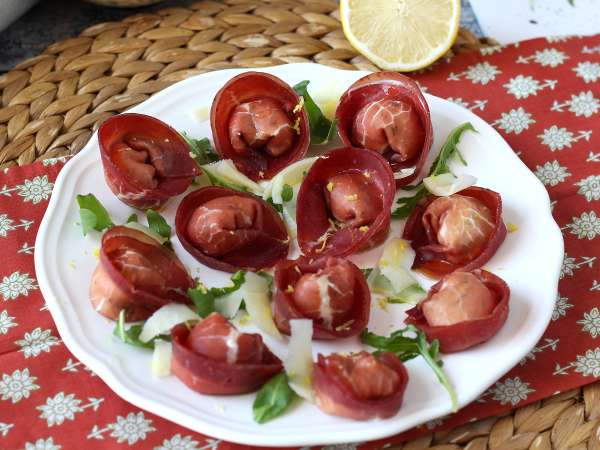 Tortelloni di bresaola recheado com rúcula e queijo ricota: saboroso e pronto em 10 minutos! - Preparação Passo 7