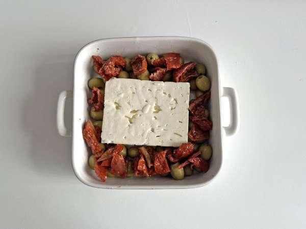 Feta no forno com tomates secos e azeitonas no estilo mediterrâneo - Preparação Passo 2