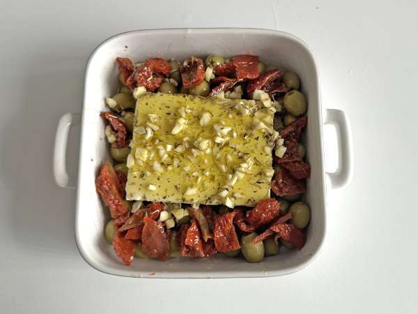 Feta no forno com tomates secos e azeitonas no estilo mediterrâneo - Preparação Passo 3