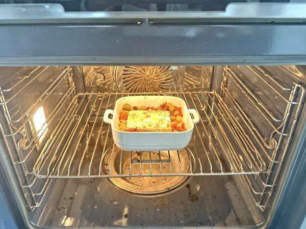 Feta no forno com tomates secos e azeitonas no estilo mediterrâneo - Preparação Passo 4