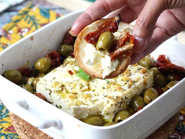 Feta no forno com tomates secos e azeitonas no estilo mediterrâneo - Preparação Passo 5