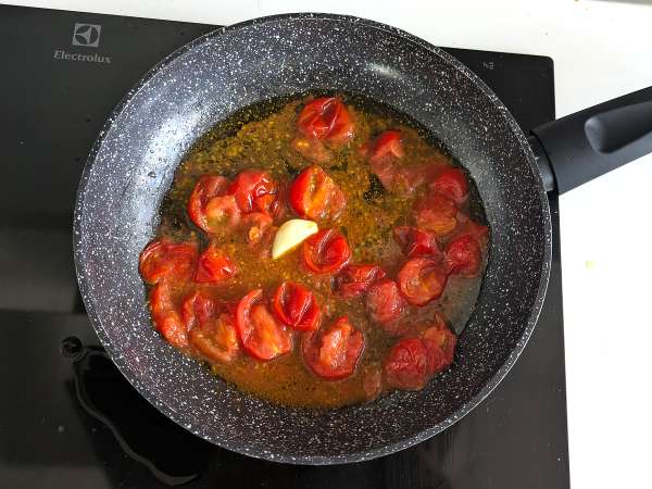 Cheesecake salgado com manjericão e tomate-cereja: ideia saborosa para bufês e aperitivos - Preparação Passo 7