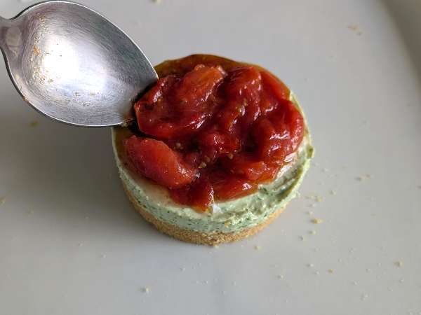 Cheesecake salgado com manjericão e tomate-cereja: ideia saborosa para bufês e aperitivos - Preparação Passo 9