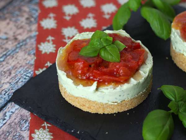 Cheesecake salgado com manjericão e tomate-cereja: ideia saborosa para bufês e aperitivos - Preparação Passo 10