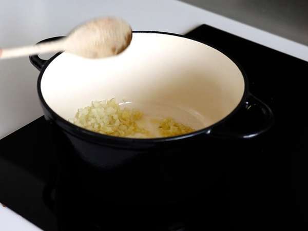 O verdadeiro molho à bolonhesa caseiro (Ragù alla Bolognese italiano) - Preparação Passo 1