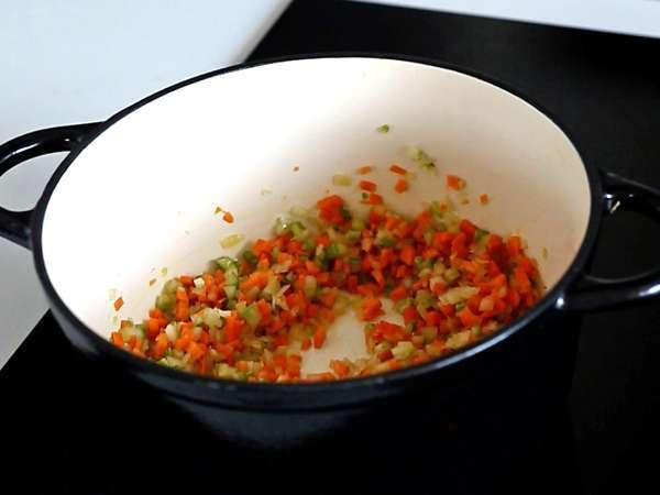 O verdadeiro molho à bolonhesa caseiro (Ragù alla Bolognese italiano) - Preparação Passo 2