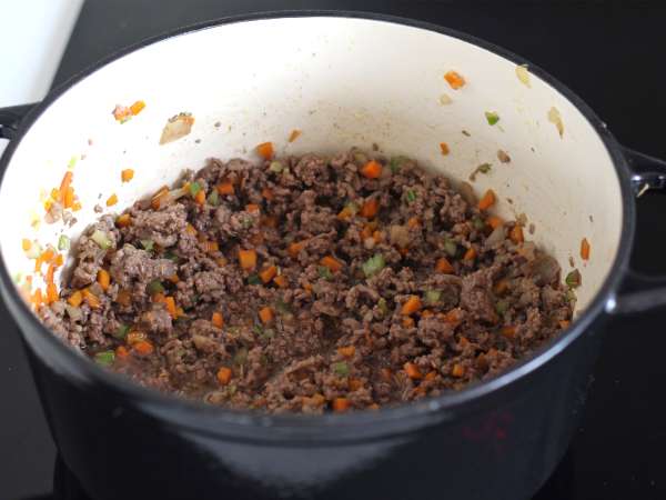O verdadeiro molho à bolonhesa caseiro (Ragù alla Bolognese italiano) - Preparação Passo 3