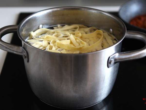 Macarrão à bolonhesa como na Itália – Receita de tagliatelle com ragù caseiro - Preparação Passo 7