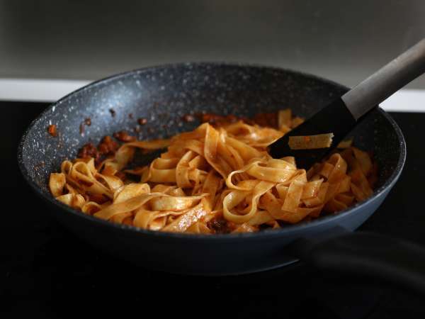 Macarrão à bolonhesa como na Itália – Receita de tagliatelle com ragù caseiro - Preparação Passo 8