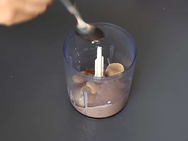 Sorvete de Whey com chocolate superproteico: cremoso e pronto em 5 minutos! - Preparação Passo 2