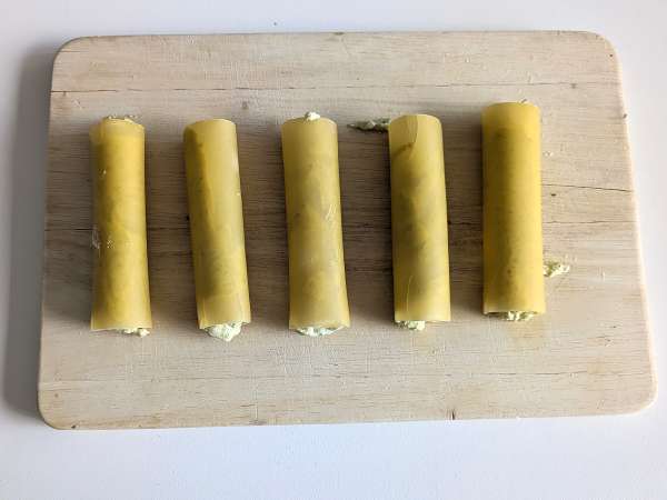 Caneloni recheado com bechamel e um toque de pesto: a receita fácil e saborosa - Preparação Passo 5