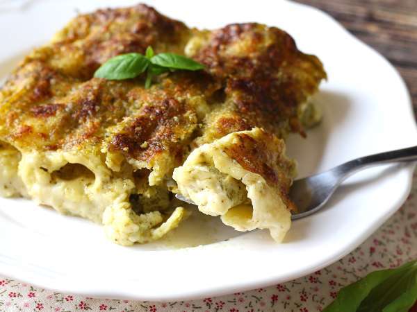 Caneloni recheado com bechamel e um toque de pesto: a receita fácil e saborosa - Preparação Passo 10