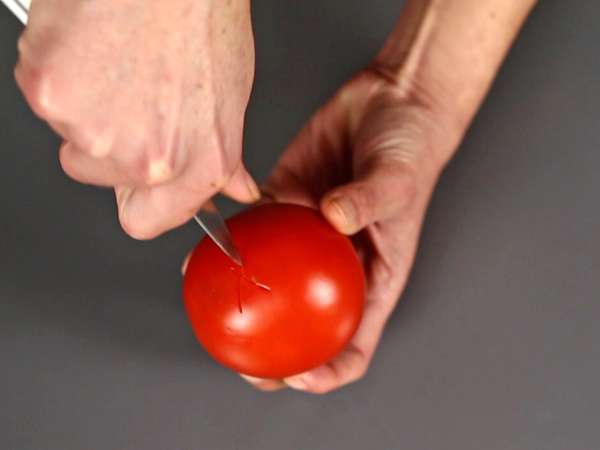 Um molho de tomate cru com sabor intenso, ideal para cobrir uma pizza ou uma pinsa - Preparação Passo 1