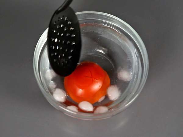 Um molho de tomate cru com sabor intenso, ideal para cobrir uma pizza ou uma pinsa - Preparação Passo 2