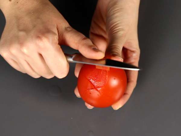 Um molho de tomate cru com sabor intenso, ideal para cobrir uma pizza ou uma pinsa - Preparação Passo 3