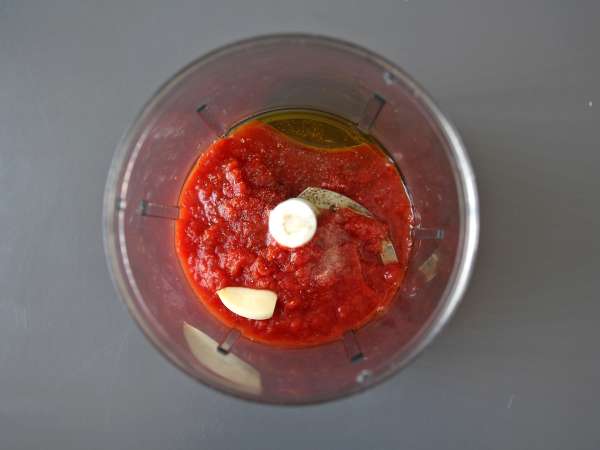 Um molho de tomate cru com sabor intenso, ideal para cobrir uma pizza ou uma pinsa - Preparação Passo 4