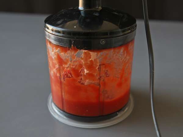 Um molho de tomate cru com sabor intenso, ideal para cobrir uma pizza ou uma pinsa - Preparação Passo 5