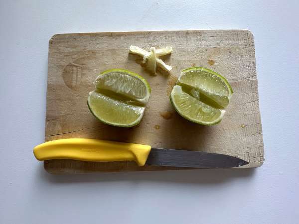 Caipirinha de limão: a bebida brasileira fácil de fazer, sem coqueteleira - Preparação Passo 1