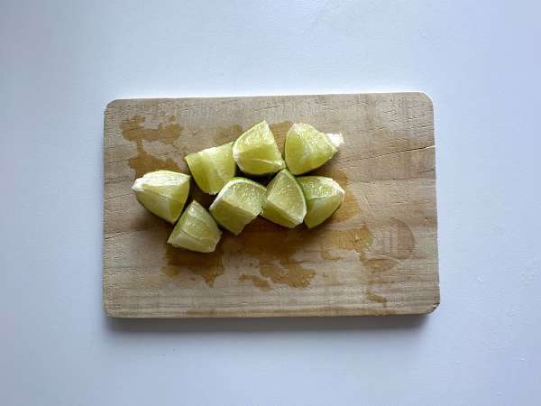 Caipirinha de limão: a bebida brasileira fácil de fazer, sem coqueteleira - Preparação Passo 2