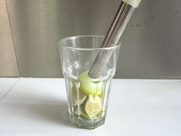 Caipirinha de limão: a bebida brasileira fácil de fazer, sem coqueteleira - Preparação Passo 3