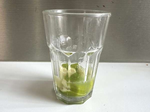Caipirinha de limão: a bebida brasileira fácil de fazer, sem coqueteleira - Preparação Passo 4