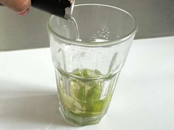 Caipirinha de limão: a bebida brasileira fácil de fazer, sem coqueteleira - Preparação Passo 5