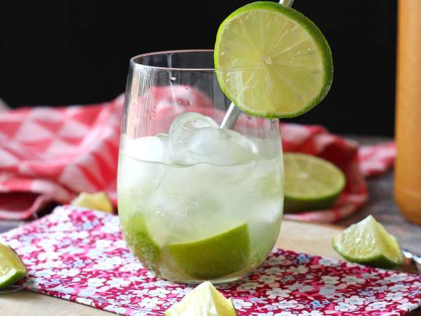 Caipirinha de limão: a bebida brasileira fácil de fazer, sem coqueteleira - Preparação Passo 6