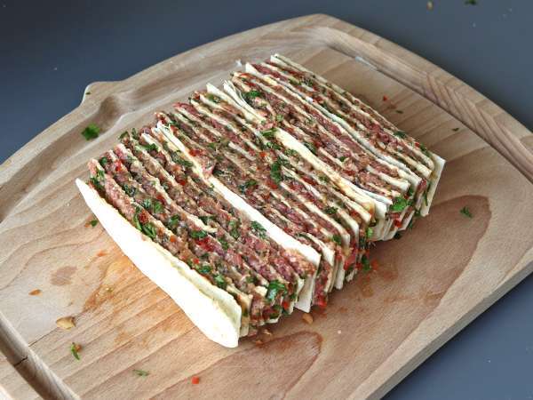 Espetinhos kebab de tortilha com carne moída: um mil-folhas salgado e cheio de sabor - Preparação Passo 7