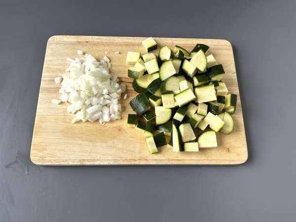 Creme de curgete (abobrinha) com maçã verde e iogurte pronta em 30 minutos - Preparação Passo 1
