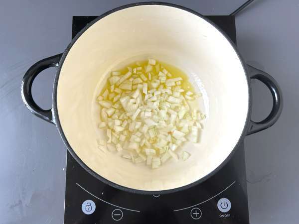 Creme de curgete (abobrinha) com maçã verde e iogurte pronta em 30 minutos - Preparação Passo 2