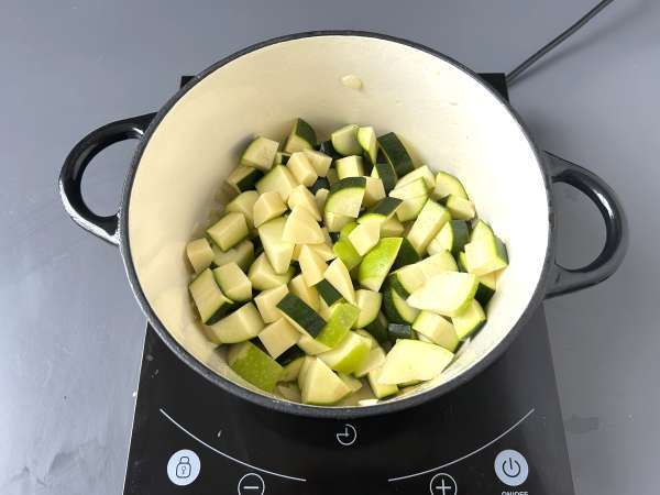 Creme de curgete (abobrinha) com maçã verde e iogurte pronta em 30 minutos - Preparação Passo 3