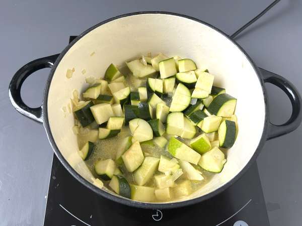 Creme de curgete (abobrinha) com maçã verde e iogurte pronta em 30 minutos - Preparação Passo 4
