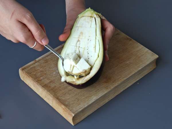 Beringelas recheadas e gratinadas com mussarela - Preparação Passo 1